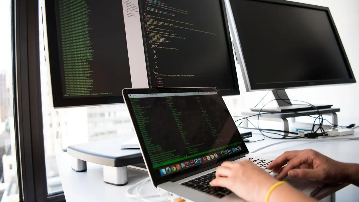 KI-Assistenten in der Softwareentwicklung zwischen Effizienz und Kontrolle